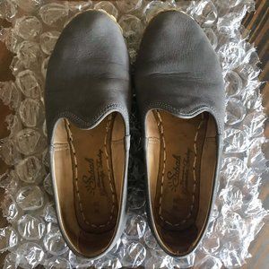 Sabah in Ashmore Grey, size 39/US 8